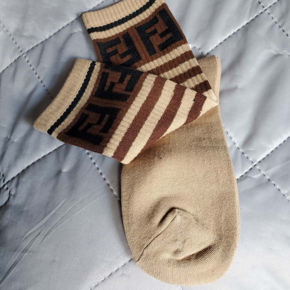 Fendi Unisex Beige Dark Brown Black Striped FF Logo Socks Women  Size 7-10 - Picture 3 of 3